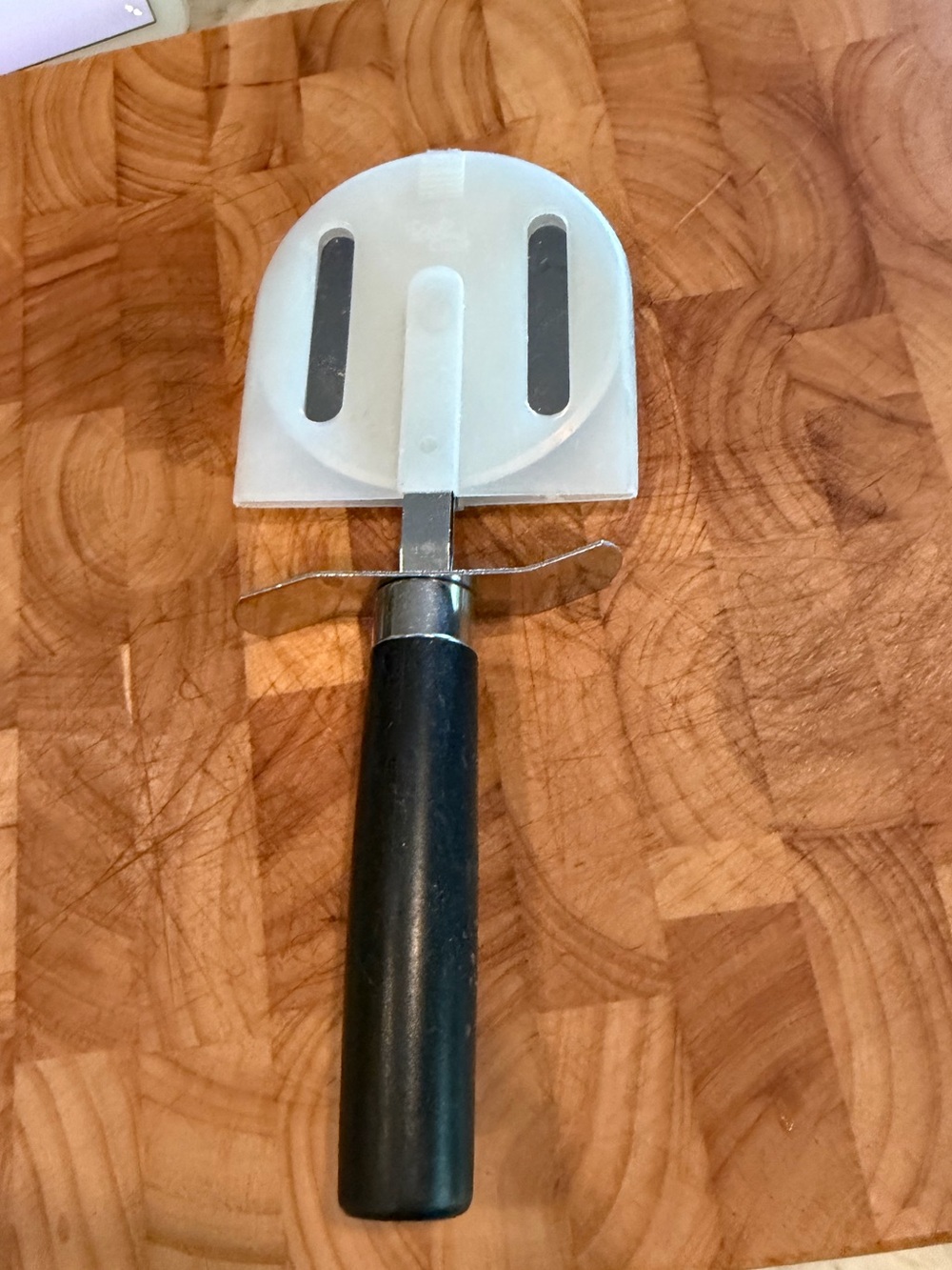 Pampered Chef pizza cutter with safety sleeve